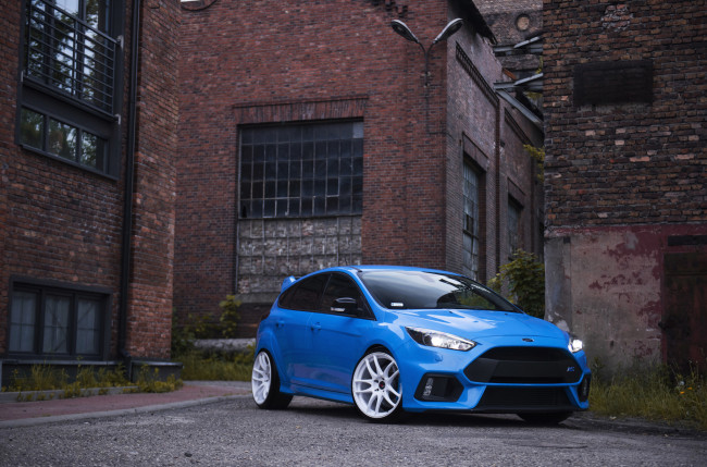 Обои картинки фото ford focus rs, автомобили, ford, focus, rs, blue, stance, building