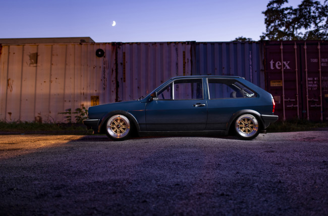 Обои картинки фото volkswagen polo, автомобили, volkswagen, polo, blue, containers, side