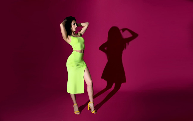 Обои картинки фото девушки, наталья анпилогова, брюнетка, топ, юбка, тень