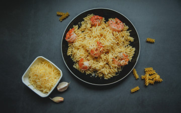 Картинка еда макароны +макаронные+блюда спиральки паста креветки чеснок сыр