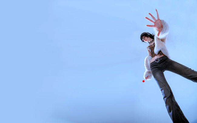 Обои картинки фото девушки, tenletters, косплей, образ, наряд, костюм, брюнетка, очки, леденец, куртка, топ, джинсы