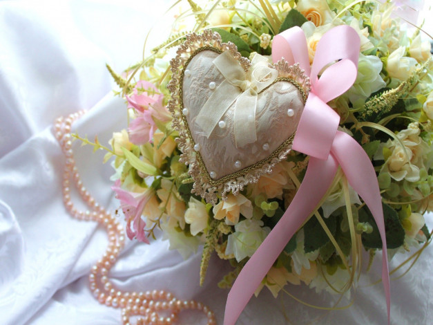Обои картинки фото праздничные, день, св, валентина, сердечки, любовь, букет, сердечко, жемчуг, бант