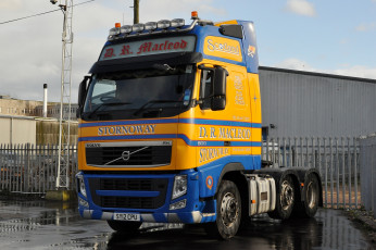 Картинка автомобили volvo+trucks+ выставка улица тягач седельный грузовик