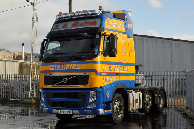 Обои картинки фото автомобили, volvo trucks , выставка, улица, тягач, седельный, грузовик