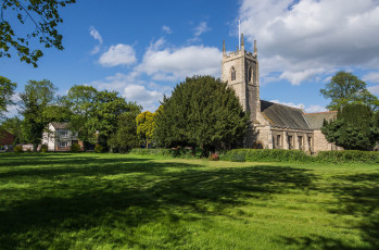 Картинка города -+католические+соборы +костелы +аббатства кусты зелень солнце поляна скамейки облака morton церковь деревья великобритания деревня трава небо gainsborough saint pauls church святого павла лето