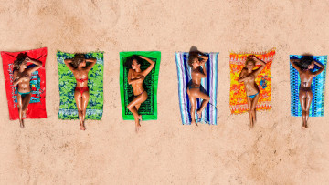 Картинка девушки -unsort+ группа+девушек песок