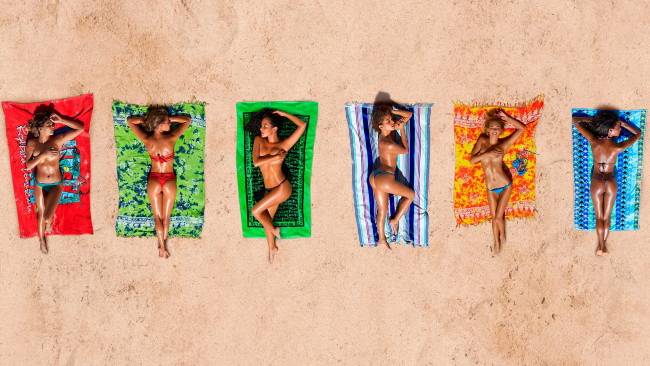 Обои картинки фото девушки, -unsort , группа девушек, песок