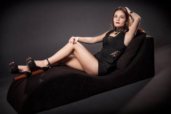 Обои картинки фото девушки, -unsort , брюнетки,  шатенки, взгляд, фон, девушка