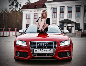 обоя автомобили, -авто с девушками, девушки, авто, платье, прикрыла, рукой, тень, скрестила, ноги