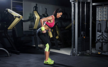 Картинка спорт фитнес девушка спортзал фон взгляд