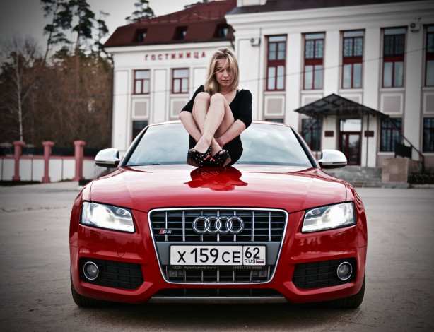 Обои картинки фото автомобили, -авто с девушками, девушки, авто, платье, прикрыла, рукой, тень, скрестила, ноги