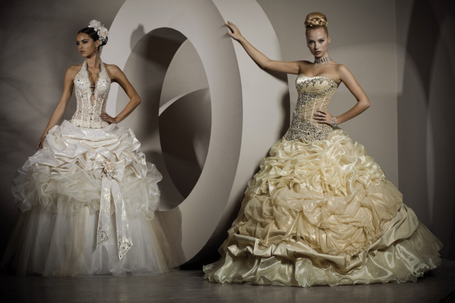 Обои картинки фото девушки, -unsort , невесты, буква, цветы, украшения, платья