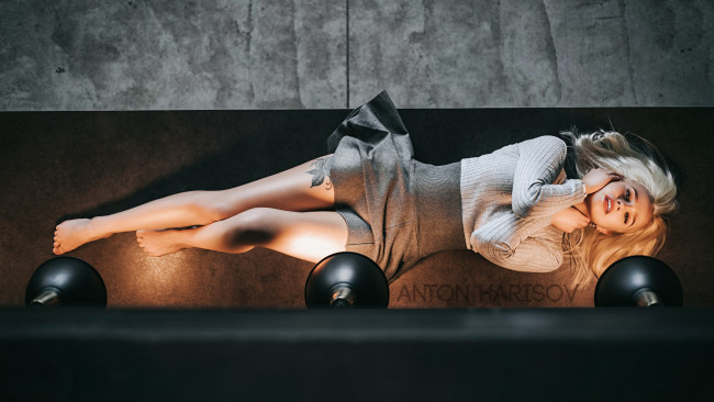 Обои картинки фото девушки, -unsort , блондинки,  светловолосые, юбка, лежа, на, спине, платье, anton, harisov, вид, сверху, татуировка, блондинка, женщины