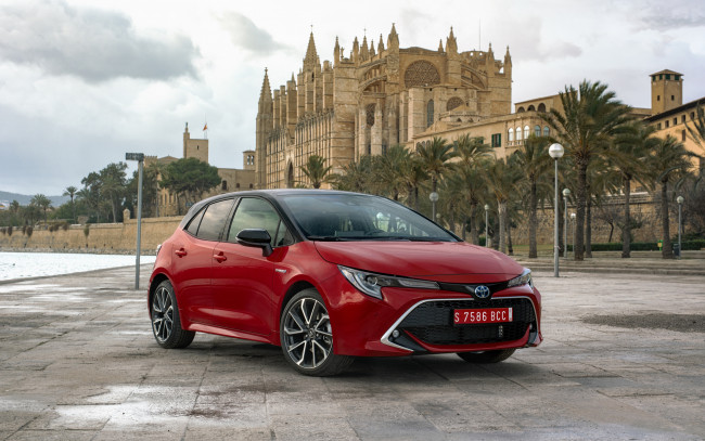 Обои картинки фото 2019 toyota corolla hybrid, автомобили, toyota, красный, хэтчбек, новая, модель, экстерьер, вид, спереди, японские, тойота, площадь