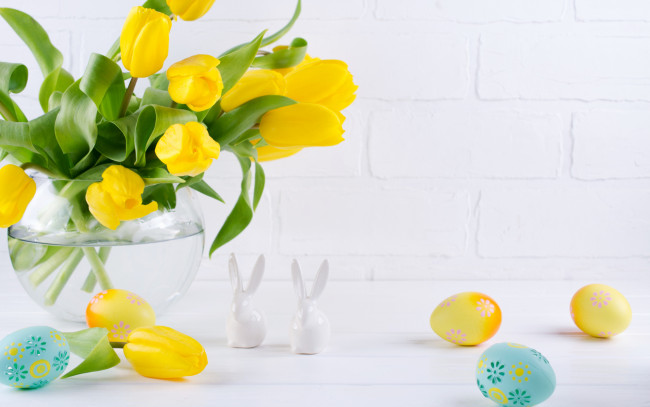 Обои картинки фото праздничные, пасха, цветы, тюльпаны, ваза, фигурки, egg