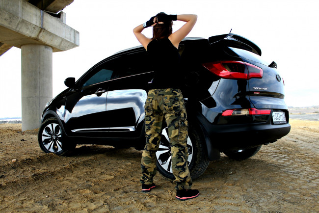 Обои картинки фото автомобили, -авто с девушками, kia, sportage