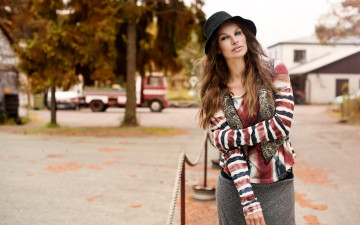 Картинка sabina+thit девушки шатенка шляпа жилет юбка свитер улица