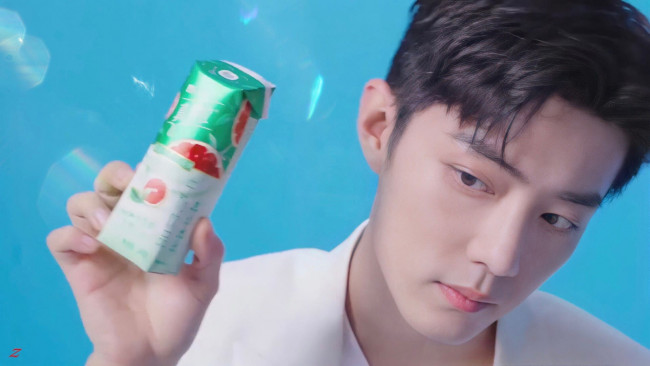 Обои картинки фото мужчины, xiao zhan, актер, лицо, сок, пачка