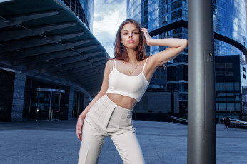 Картинка девушки -+брюнетки +шатенки топ поза брюки