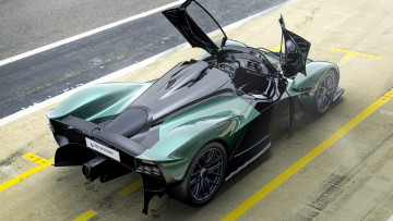Картинка aston+martin+valkyrie+spider автомобили aston+martin зеленый дорога двери