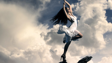 Картинка девушки -+брюнетки +шатенки брюнетка платье каблуки облака небо