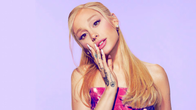Обои картинки фото ariana grande snl 2024, девушки, ariana grande, певица, актриса, ариана, гранде, владелица, косметический, бренд, rem, beauty, фoтoсeссия, журнал, snl