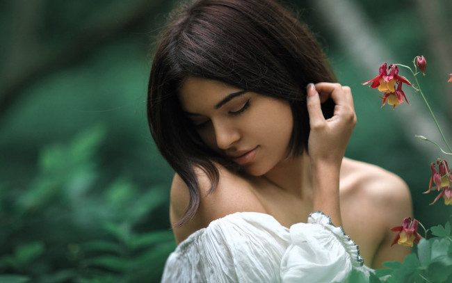 Обои картинки фото девушки, - лица,  портреты, брюнетка, лицо, цветы