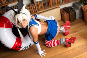 Картинка девушки nonsummerjack образ косплей наряд полки очки книги чемоданы круг