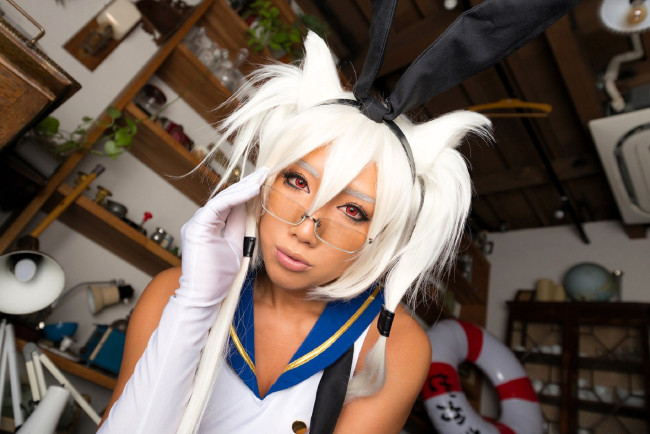 Обои картинки фото девушки, nonsummerjack, образ, косплей, наряд, полки, очки, круг