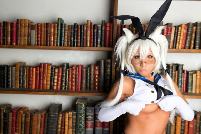 Обои картинки фото девушки, nonsummerjack, образ, косплей, наряд, полки, очки, книги