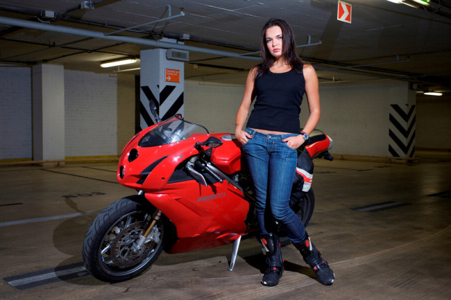 Обои картинки фото мотоциклы, мото, девушкой