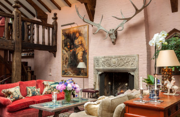 Картинка интерьер гостиная камин рога