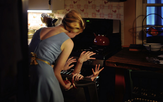 Обои картинки фото юмор и приколы, плита, кухня, девушка, руки