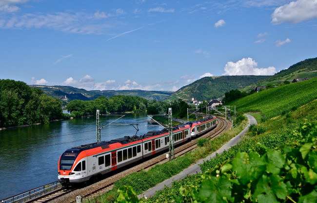 Обои картинки фото техника, электрички, электропоезд, река, горы