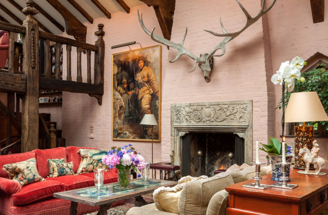 Обои картинки фото интерьер, гостиная, камин, рога