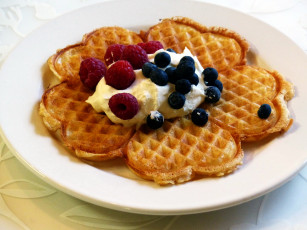 Картинка еда мороженое +десерты сливки черника малина вафли