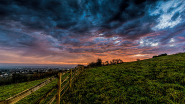 Картинка природа пейзажи зарево тучи трава косогор