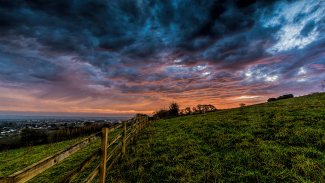 Обои картинки фото природа, пейзажи, зарево, тучи, трава, косогор