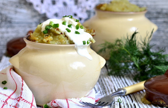 Обои картинки фото еда, вторые блюда, укроп, горшочки, сметана, картошка, запеченый, картофель, лук