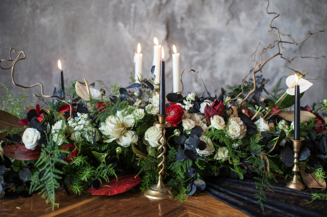 Обои картинки фото цветы, букеты,  композиции, антуриум, ранункулюсы, розы, композиция, свечи