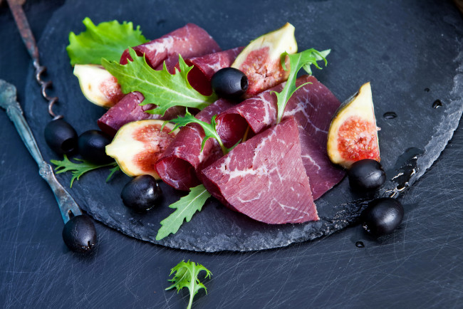 Обои картинки фото еда, колбасные изделия, маслины, инжир, ветчина
