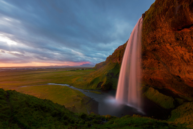 Обои картинки фото природа, водопады, горы, небо, трава, поток, облака, скалы