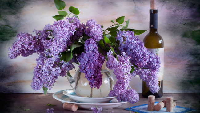 Обои картинки фото цветы, сирень, букет, вино, бутылка