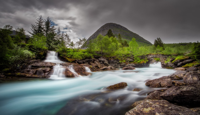 Обои картинки фото природа, реки, озера, быстрая, вода, в, горной, реке, с, маленьким, водопадом