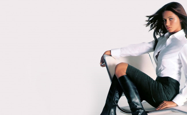 Обои картинки фото девушки, adriana lima, брюнетка, модель, кресло, сапоги, юбка, блузка