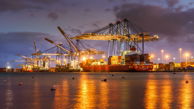 Обои картинки фото корабли, грузовые суда, контейнерный, порт, на, мальте