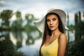 Картинка девушки -+брюнетки +шатенки шатенка декольте шляпа взгляд