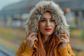 Картинка девушки -+лица +портреты рыженькая пальто капюшон алая помада