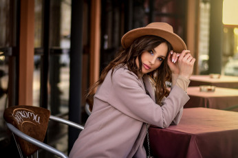 Картинка девушки -+брюнетки +шатенки шатенка пальто шляпа