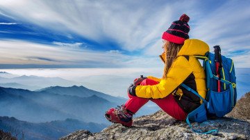 Картинка девушки -+блондинки +светловолосые горы блондинка рюкзак поза